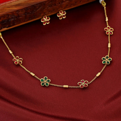 Short Neckpiece With Stud