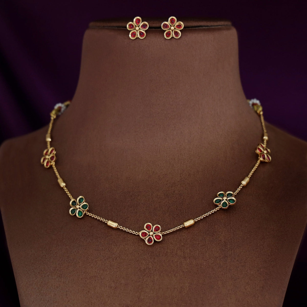 Short Neckpiece With Stud