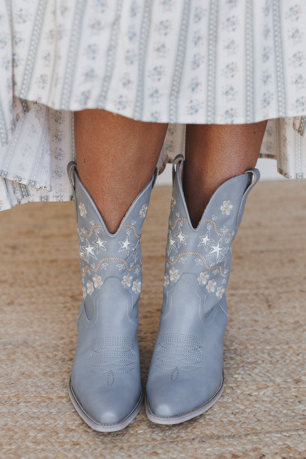 Cassy Embroidered Boots - Gray